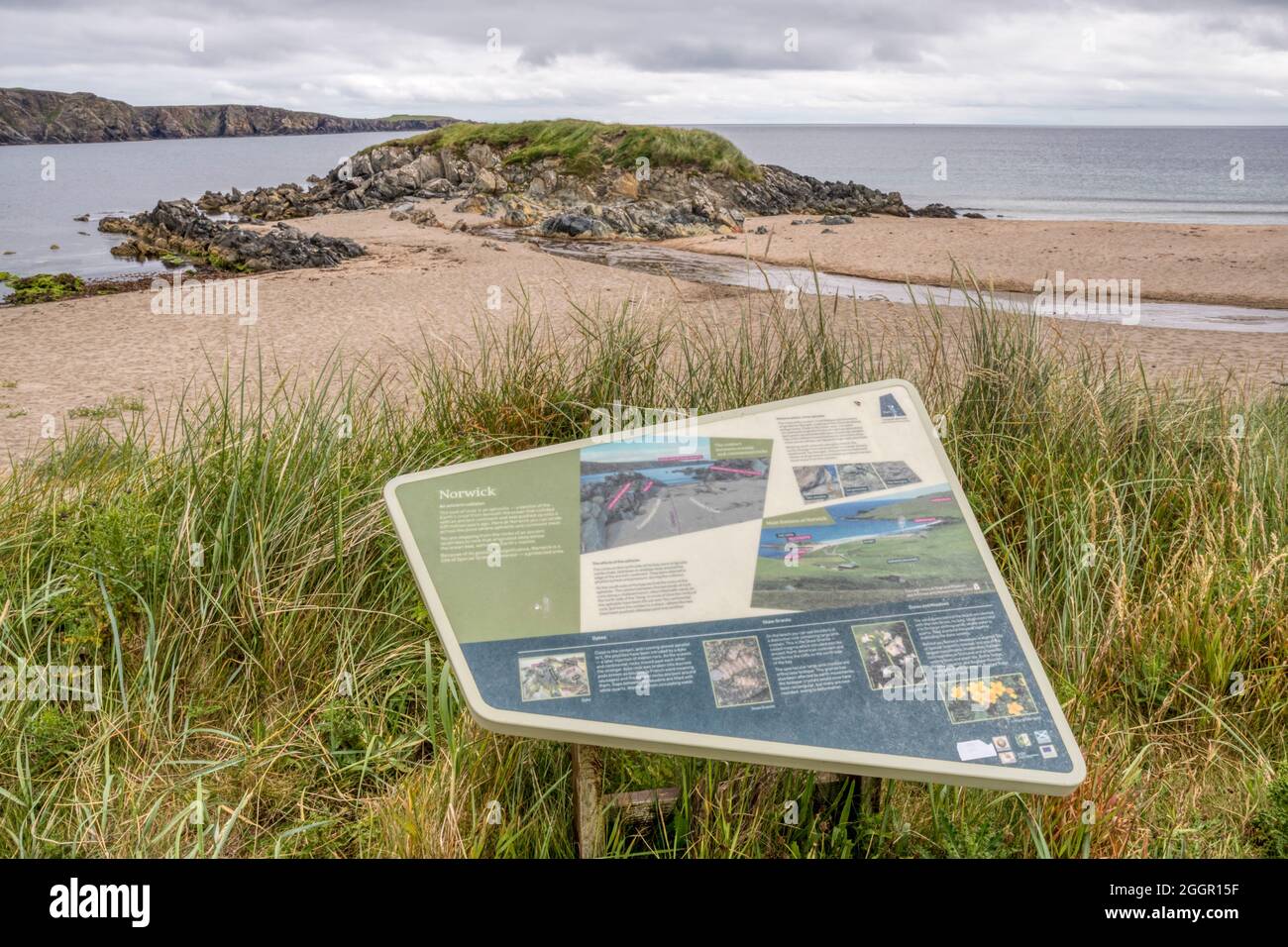 Panneau d'information à côté de l'ophiolite à Norwick Taing on Unst, Shetland. Une partie de la croûte terrestre sous-océanique s'est repoussée sur terre il y a 420 millions d'années. Banque D'Images