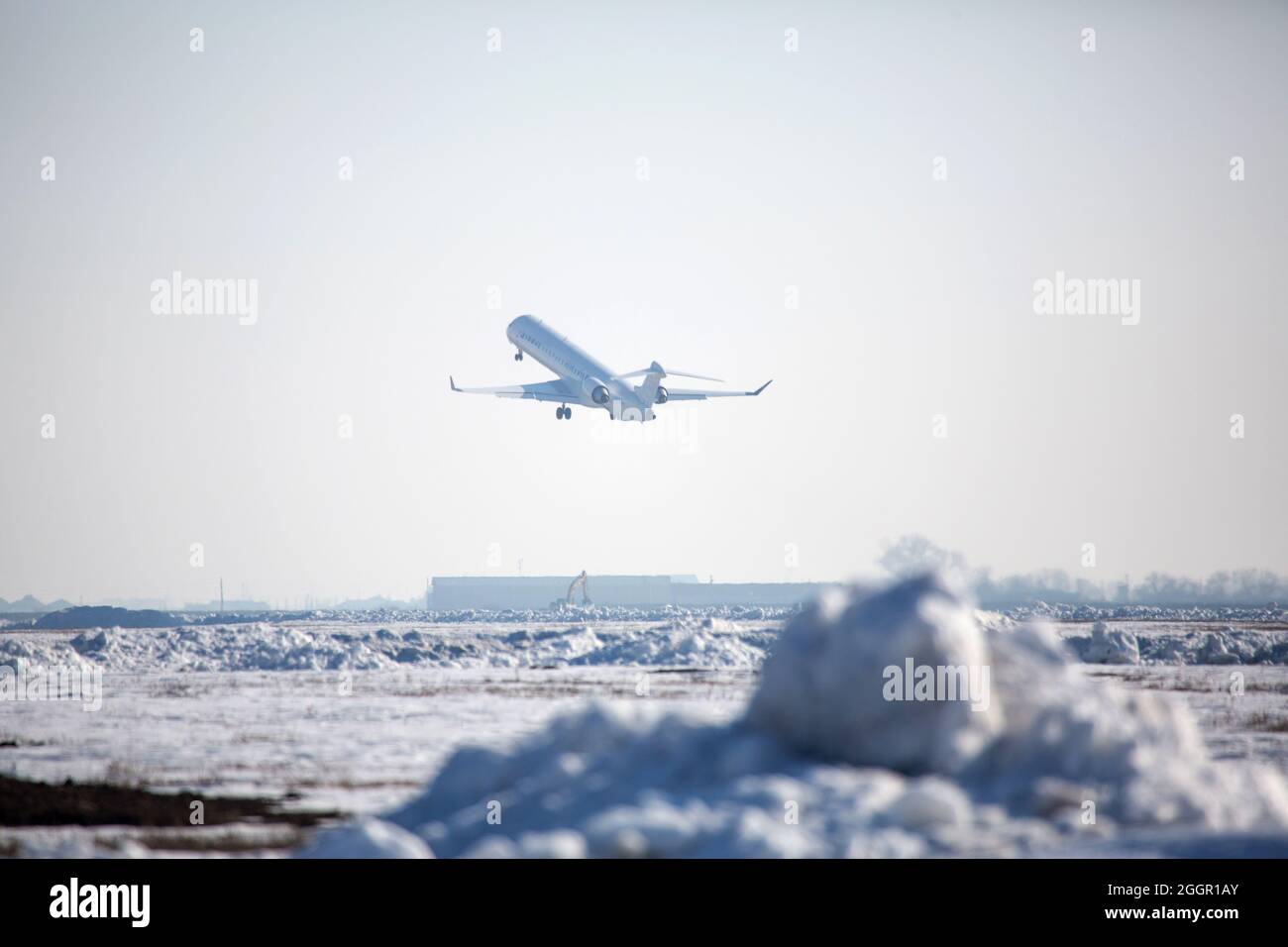 Avion passager à l'aéroport en hiver après-midi. Avion sur la plate-forme de l'aéroport en hiver. Avion sur le Strip d'été en hiver Banque D'Images