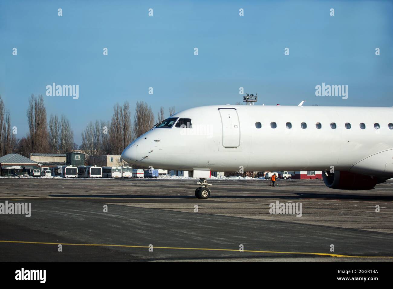 Avion passager à l'aéroport en hiver après-midi. Avion sur la plate-forme de l'aéroport en hiver. Avion sur le Strip d'été en hiver Banque D'Images
