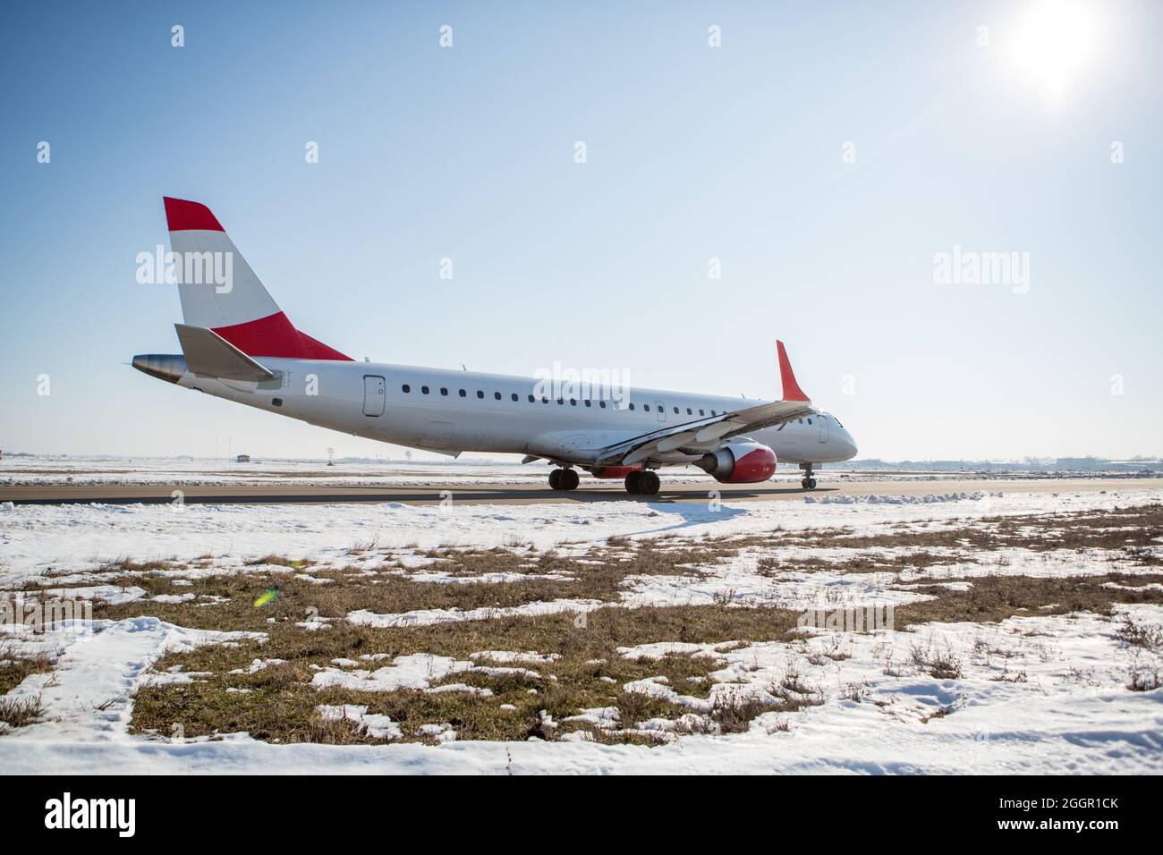 Avion passager à l'aéroport en hiver après-midi. Avion sur la plate-forme de l'aéroport en hiver. Avion sur le Strip d'été en hiver Banque D'Images