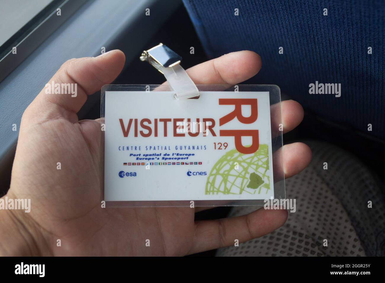 KOUROU, GUYANE FRANÇAISE - 4 AOÛT 2015 : badge visiteur au Centre Spatial Guyanais (Centre spatial de Guyane) à Kourou, Guyane française Banque D'Images