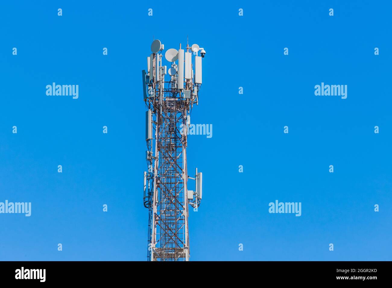 Radio global Internet tour de communication mobile de télécommunication du ciel bleu de fond. Banque D'Images