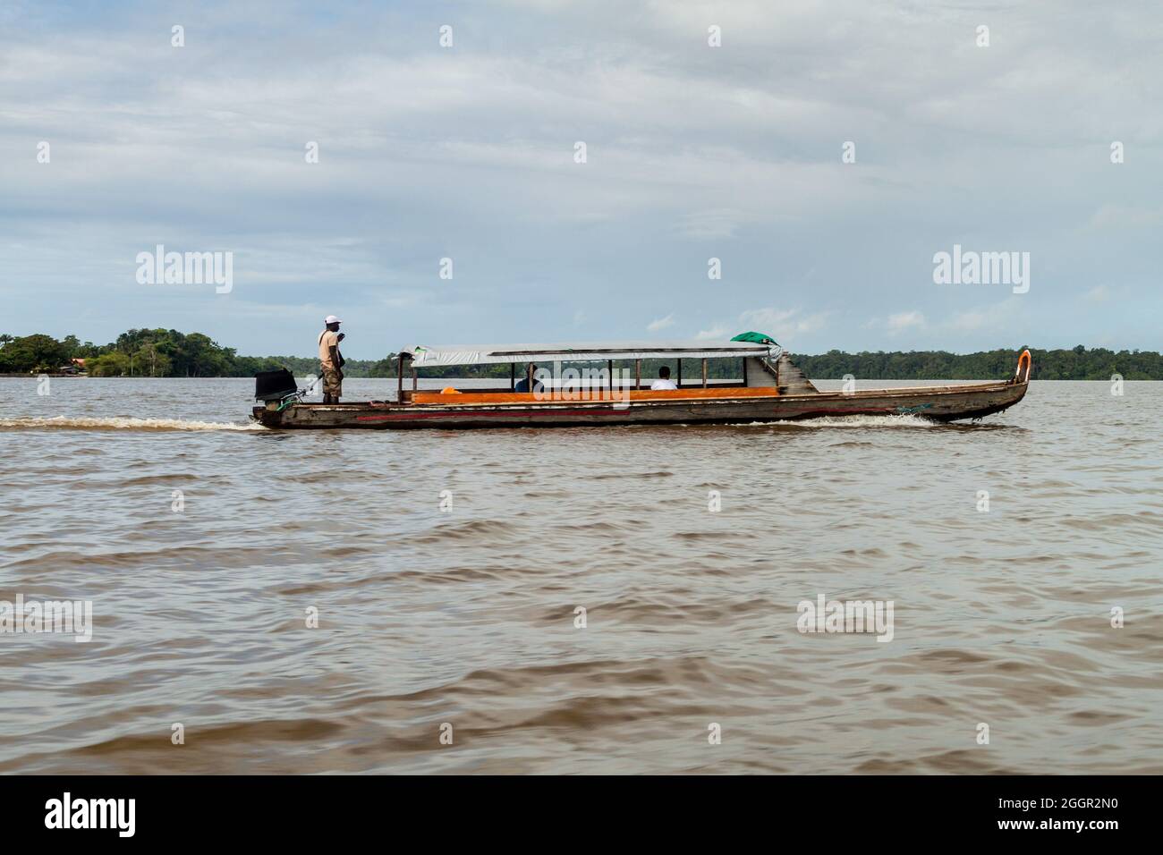 ST LAURENT DU MARONI, GUYANE FRANÇAISE - 4 AOÛT 2015 : traversée du fleuve Maroni (Marowijne) (vers le Suriname) à St Laurent du Maroni, Guyane française. Banque D'Images