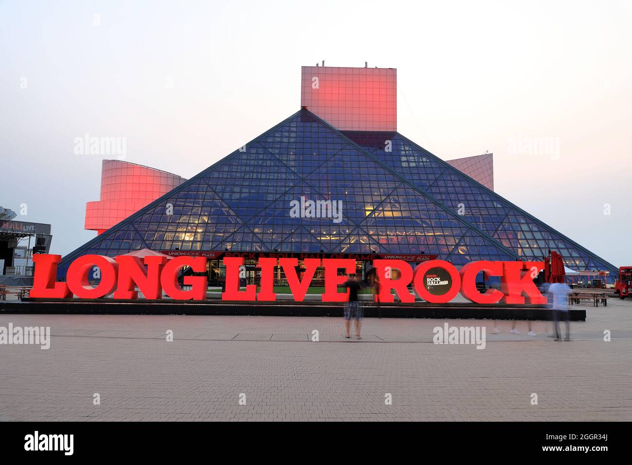 Vue au crépuscule sur le Rock and Roll Hall of Fame conçu par l'architecte I.M.PEI. Avec long Live Rock en premier plan.Cleveland.Ohio.USA Banque D'Images