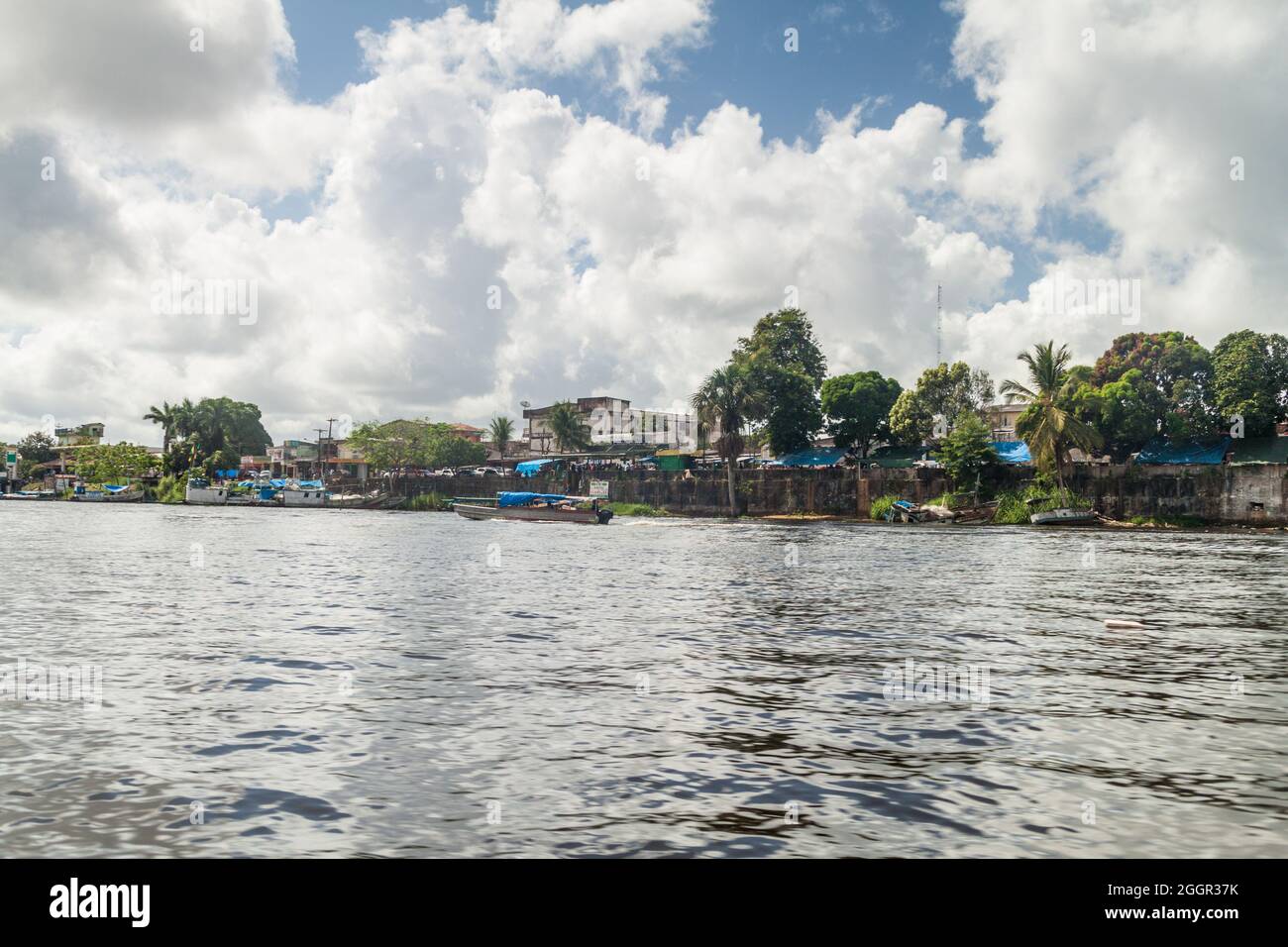 OIAPOQUE, BRÉSIL - 1er AOÛT 2015 : petits bateaux sur la rivière Oiapok (Oiapoque ou Oyapock) dans la ville d'Oiapoque. Banque D'Images