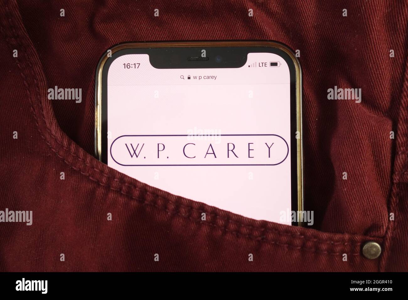 KONSKIE, POLOGNE - 17 août 2021 : logo W. P. Carey Inc affiché sur un téléphone mobile dissimulé dans une poche de jeans Banque D'Images