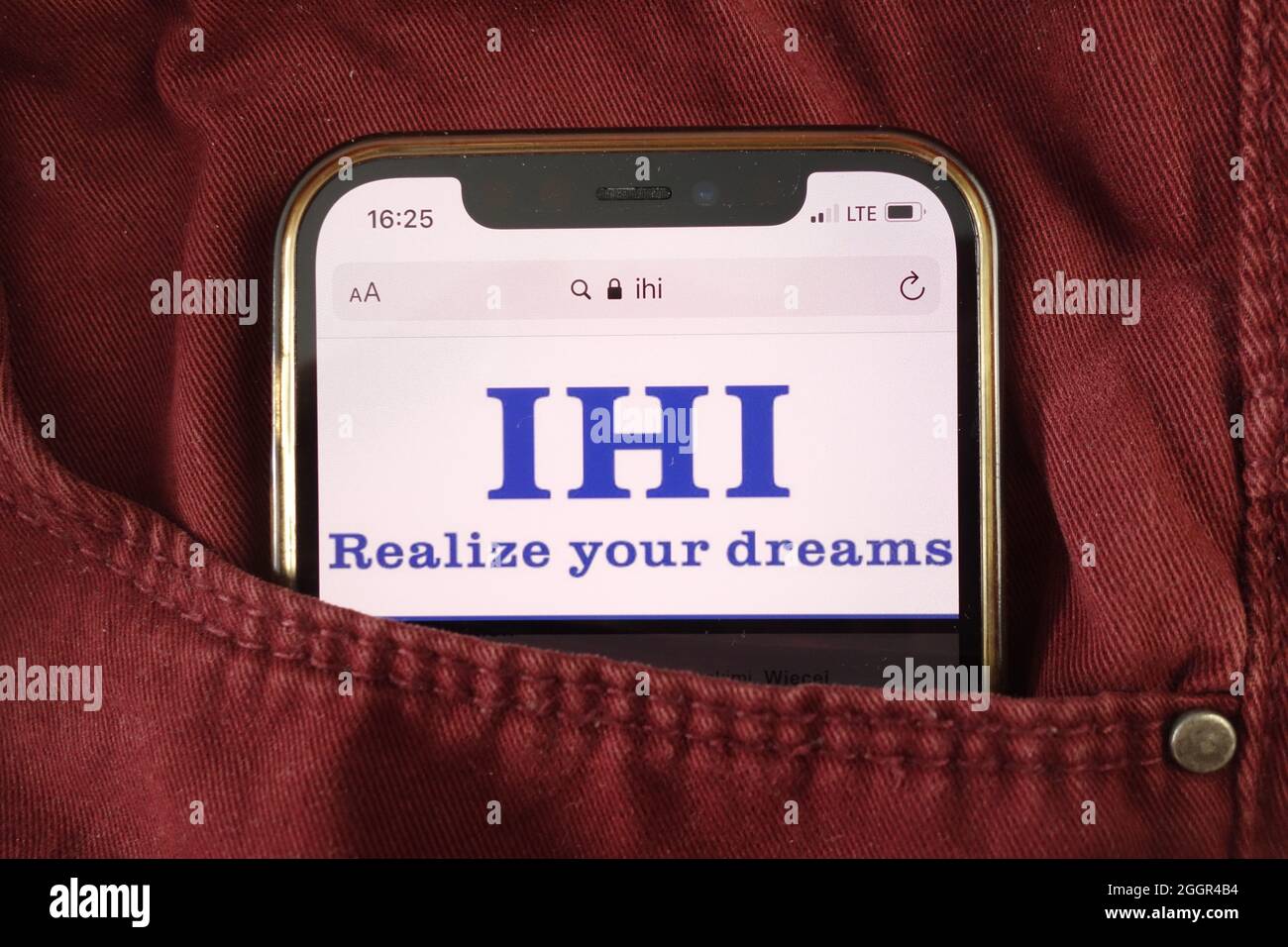 KONSKIE, POLOGNE - 17 août 2021 : logo IHI Corporation affiché sur un téléphone mobile caché dans une poche de jeans Banque D'Images