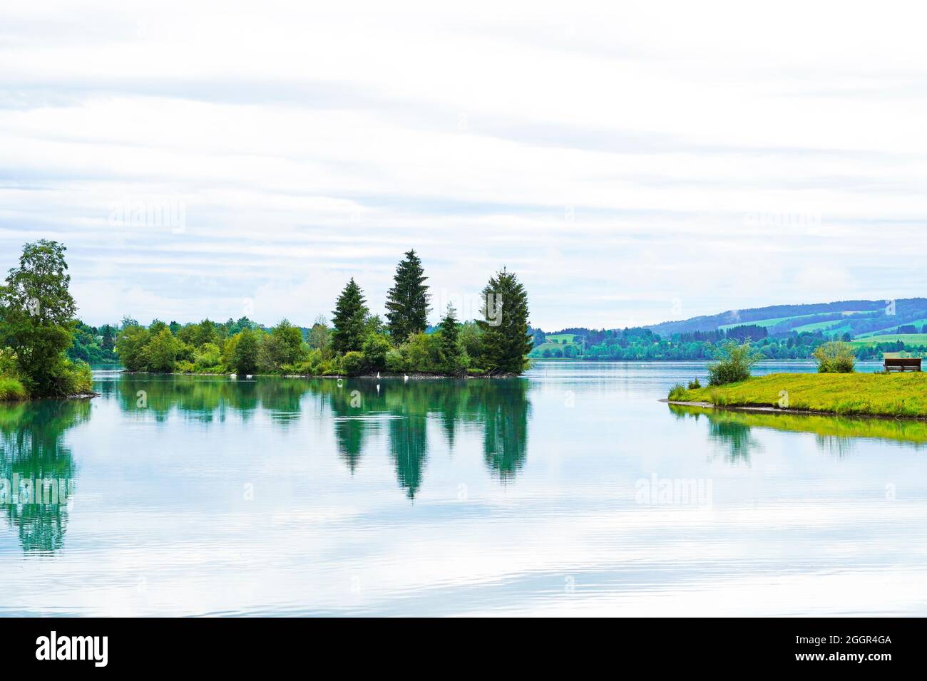 Réservoir Lech à Lechbruck am See. Vue sur le lac et la nature environnante. Réflexion dans l'eau. Banque D'Images