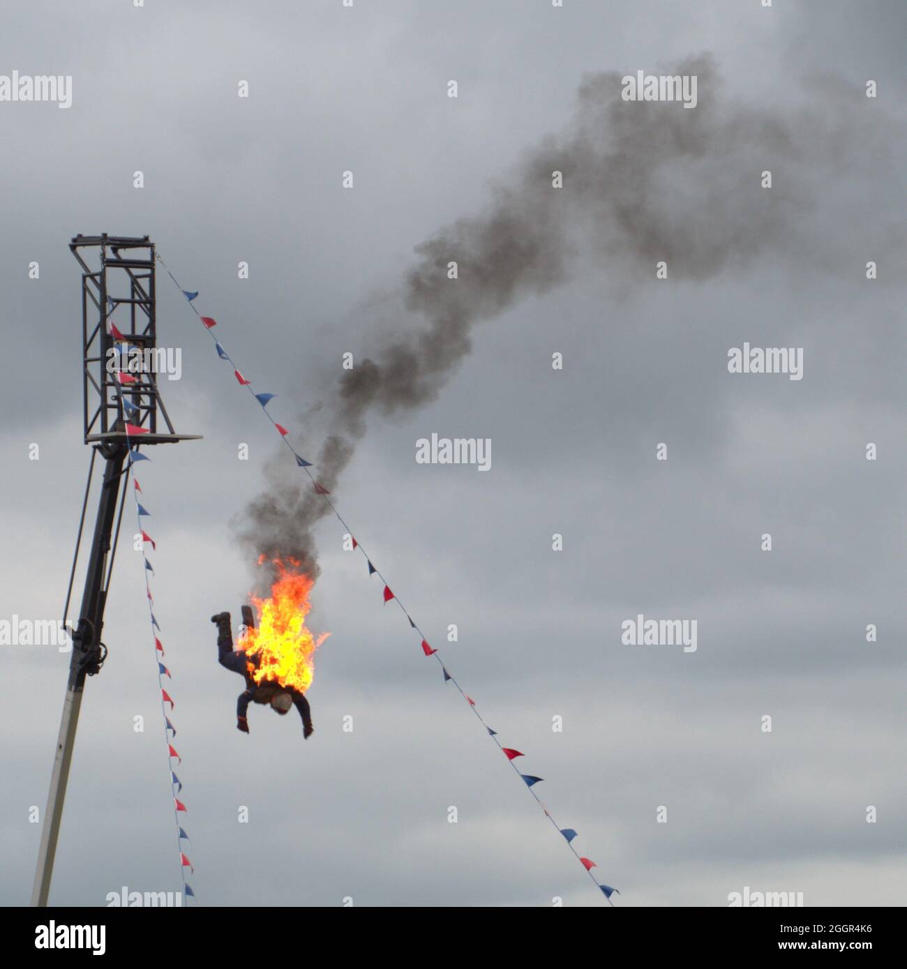 Stannage Stunt Team faire chauffer les choses et les mettre au feu à la Foire de Cheshire Game and Country. Démonstration d'une chute de 60 pieds Banque D'Images