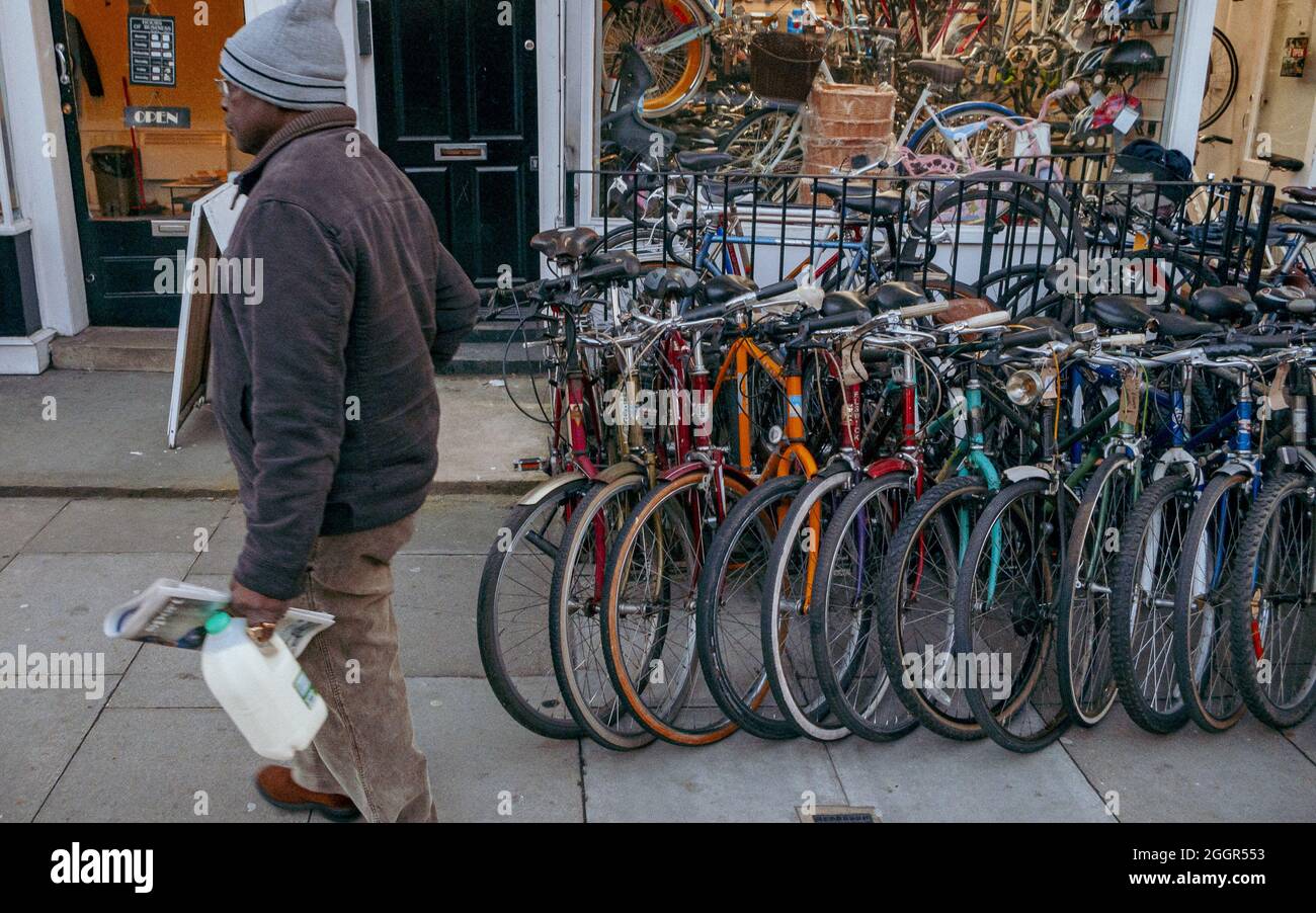 Un homme passe devant une boutique de vélos Banque D'Images