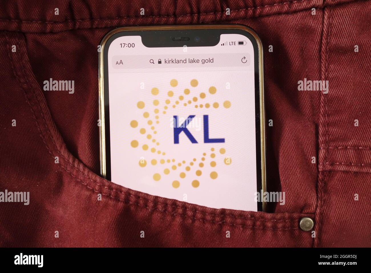 KONSKIE, POLOGNE - 17 août 2021 : logo Kirkland Lake Gold Inc affiché sur un téléphone mobile caché dans une poche de jeans Banque D'Images