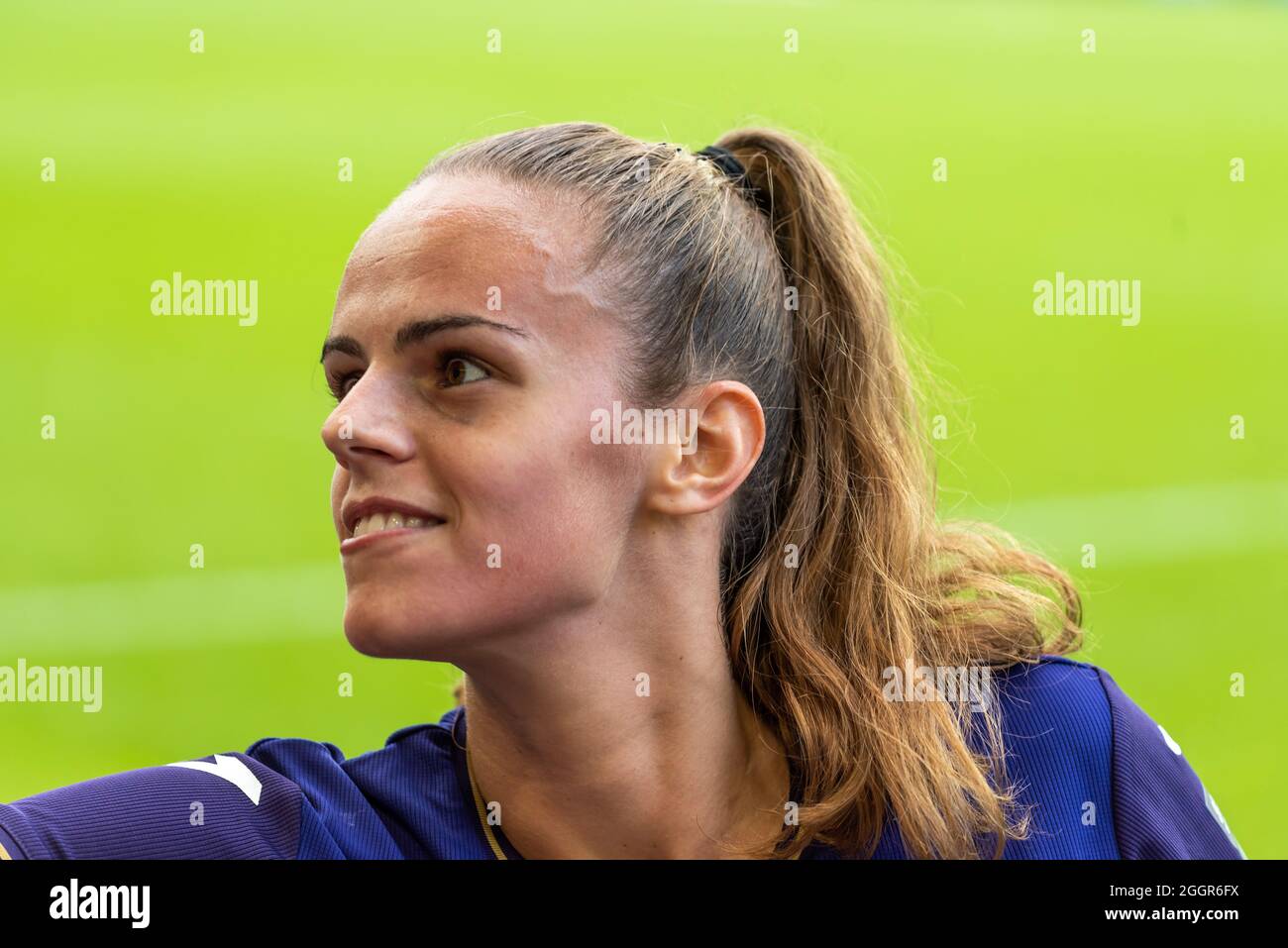 Les joueuses de football du Royal Sporting Club Anderlecht sigining pour les fans après le premier match du 2021-2022 saeson Banque D'Images