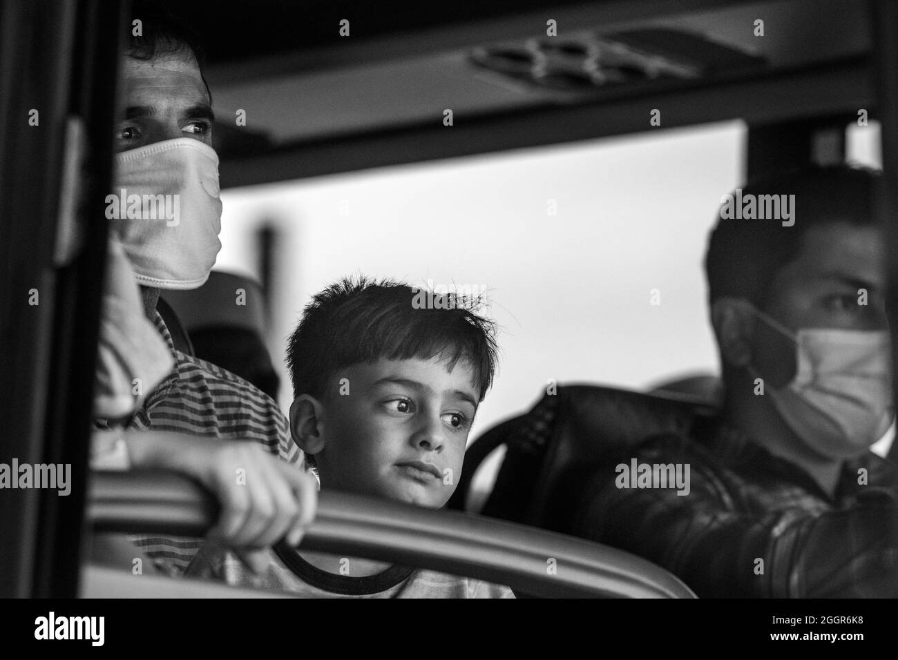 Les réfugiés évacués d'Afghanistan regardent par la fenêtre de leur autobus après être arrivés à l'aéroport international Washington Dulles de Chantilly, en Virginie, le mercredi 1er septembre 2021. Crédit : Rod Lamkey / CNP / AdMedia Banque D'Images