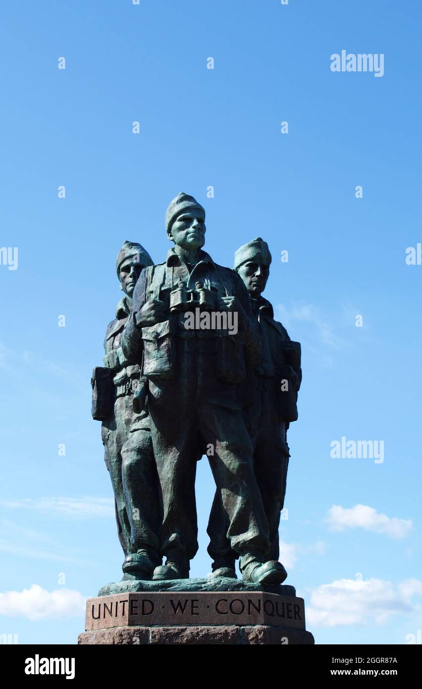 Vue sur l'avant du mémorial du Commando au pont Spean, en Écosse, dans un ciel bleu vif Banque D'Images