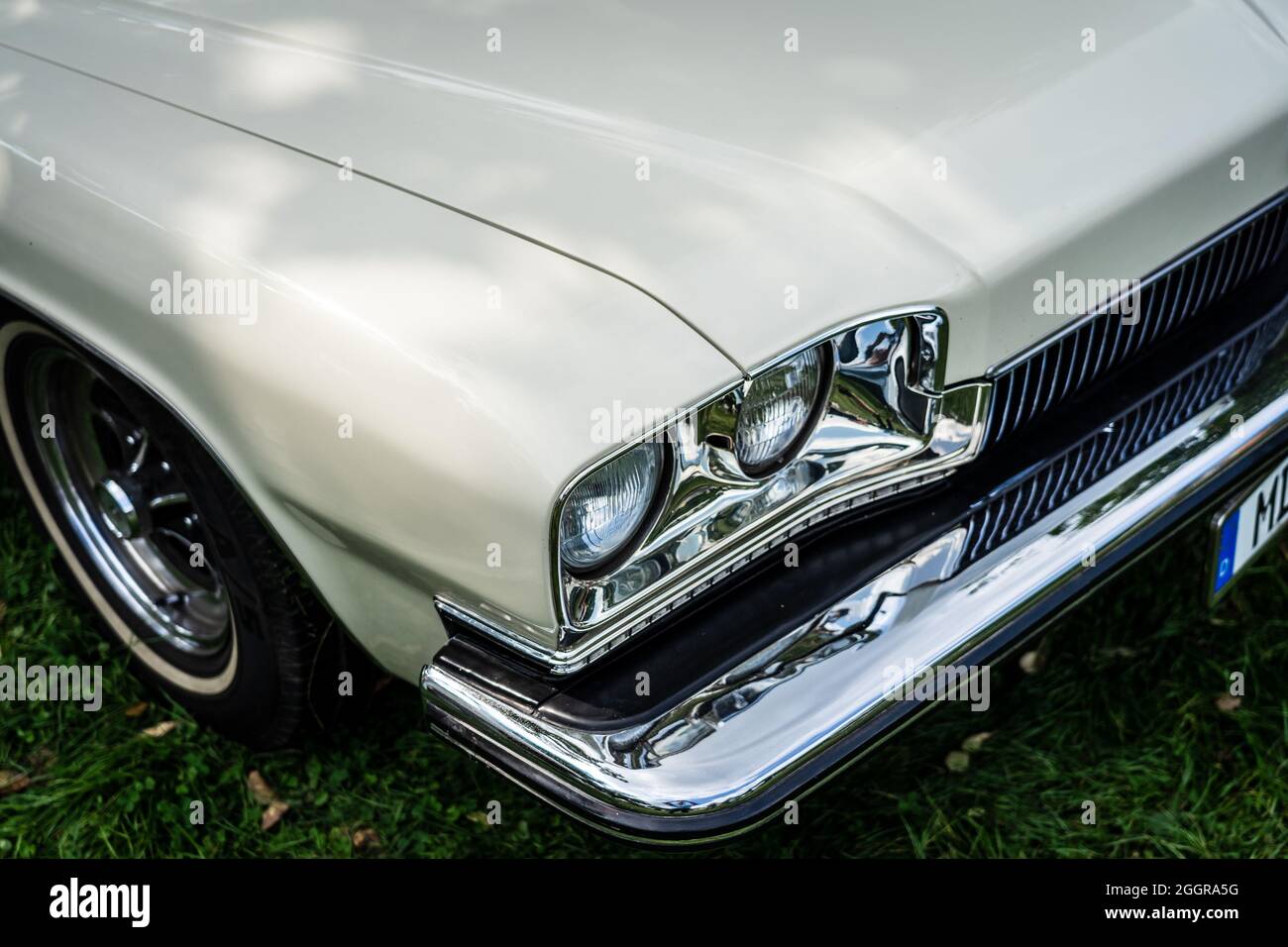 DIEDERSDORF, ALLEMAGNE - 21 AOÛT 2021 : fragment de la voiture pleine grandeur Buick Centurion, 1972. L'exposition « US car Classics ». Banque D'Images