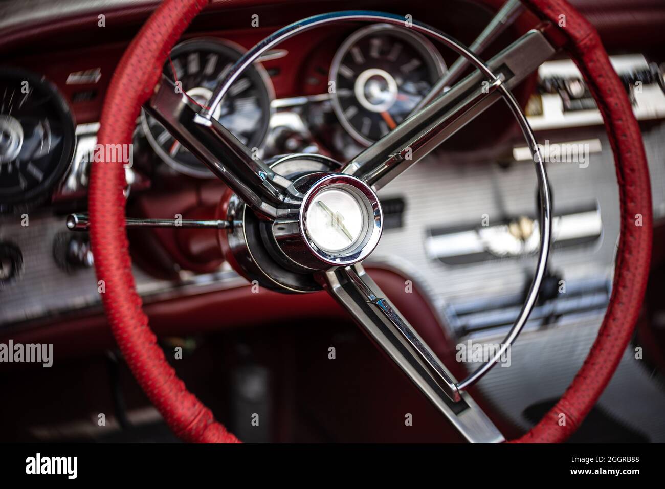 L'intérieur de la voiture personnelle de luxe Ford Thunderbird (quatrième génération). Mise au point au premier plan. L'exposition « US car Classics ». Banque D'Images