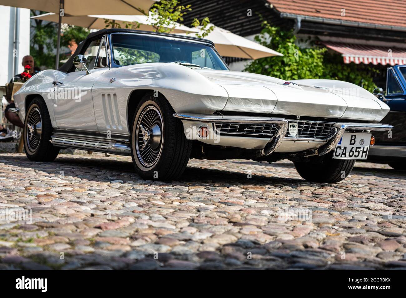 DIEDERSDORF, ALLEMAGNE - 21 AOÛT 2021 : la voiture de sport Corvette Sting Ray Cabriolet (C2) de Chevrolet, 1965. L'exposition « US car Classics ». Banque D'Images