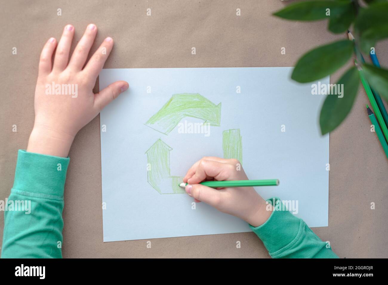 Symbole de réutilisation du dessin manuel des enfants. Vue de dessus. Photo de haute qualité Banque D'Images