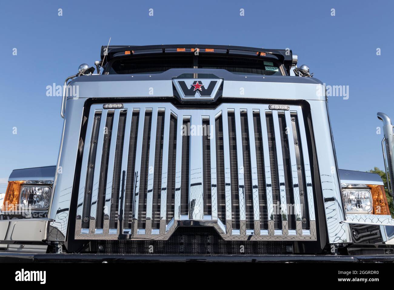 Indianapolis - Circa septembre 2021 : camion de vidage lourd 4700SB de Western Star. WESTERN Star est la propriété de Daimler Trucks North America. Banque D'Images