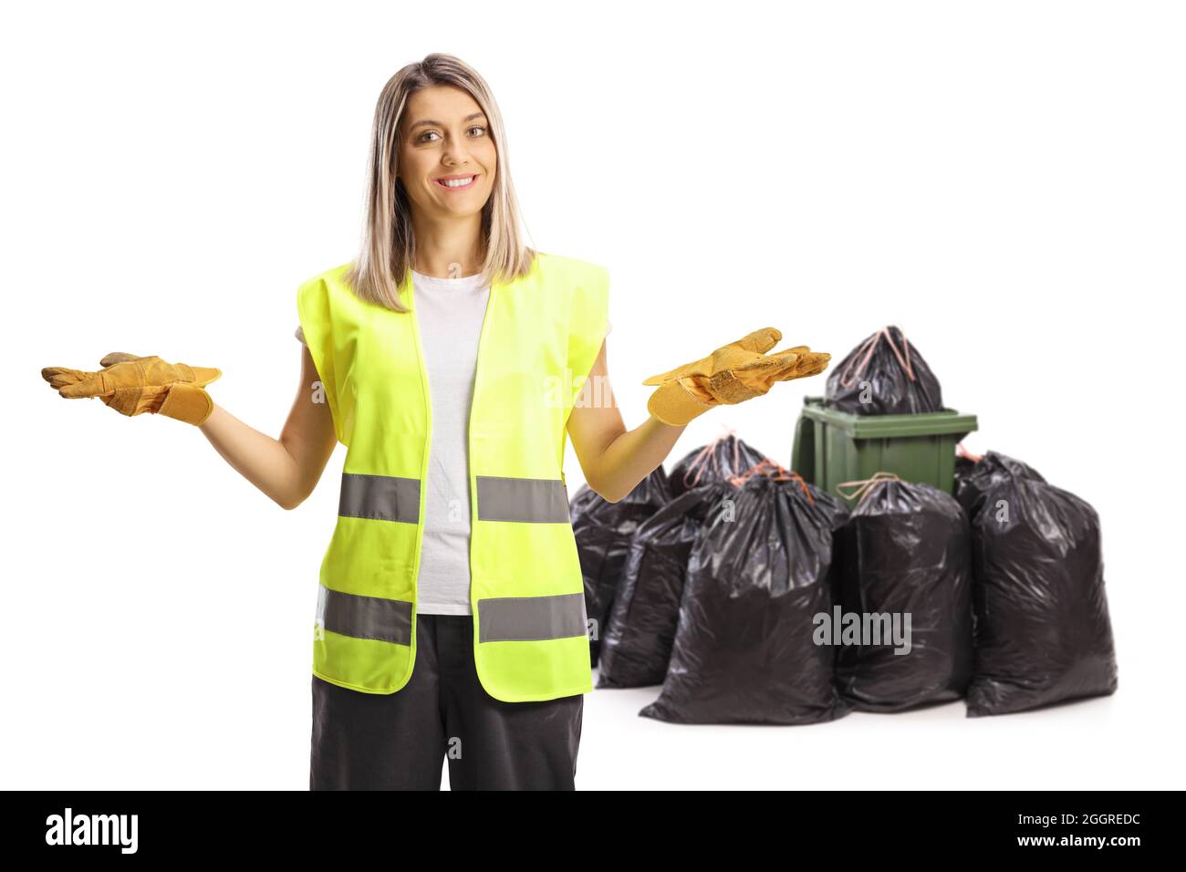 Collecteur de déchets femelle posé avec des bacs et des sacs isolés sur fond blanc Banque D'Images