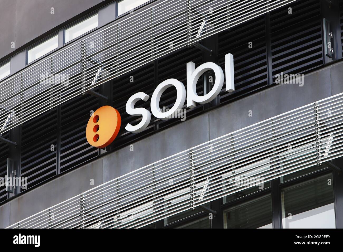 Solna, Swedan - 2 septembre 2021 : vue rapprochée du logo de la société biopharmaceutique Sobi (Swedish Orphan Biovitrum AB) sur le siège social. Banque D'Images