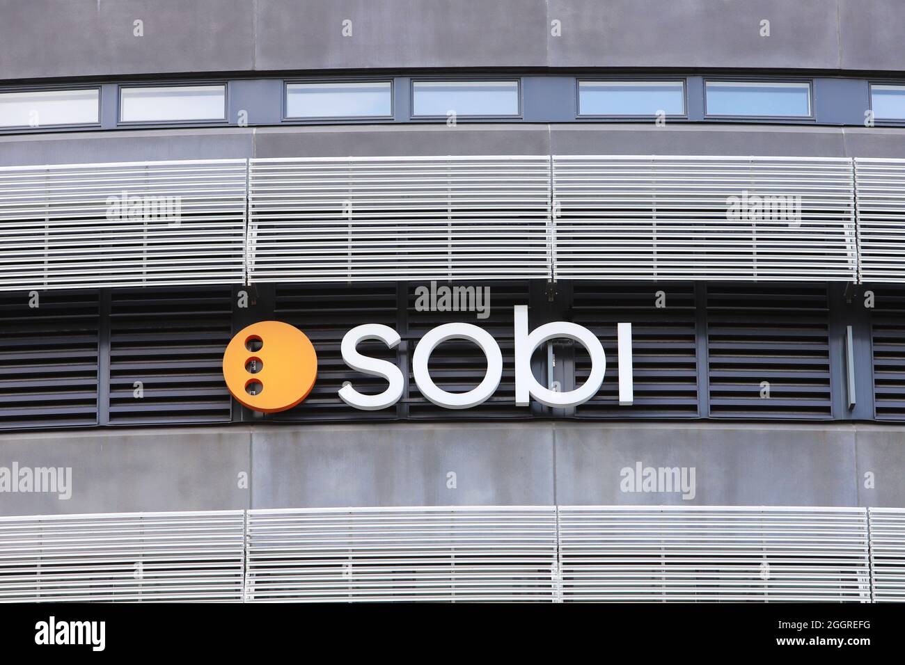 Solna, Swedan - 2 septembre 2021 : vue rapprochée du logo de la société biopharmaceutique Sobi (Swedish Orphan Biovitrum AB) sur le siège social. Banque D'Images