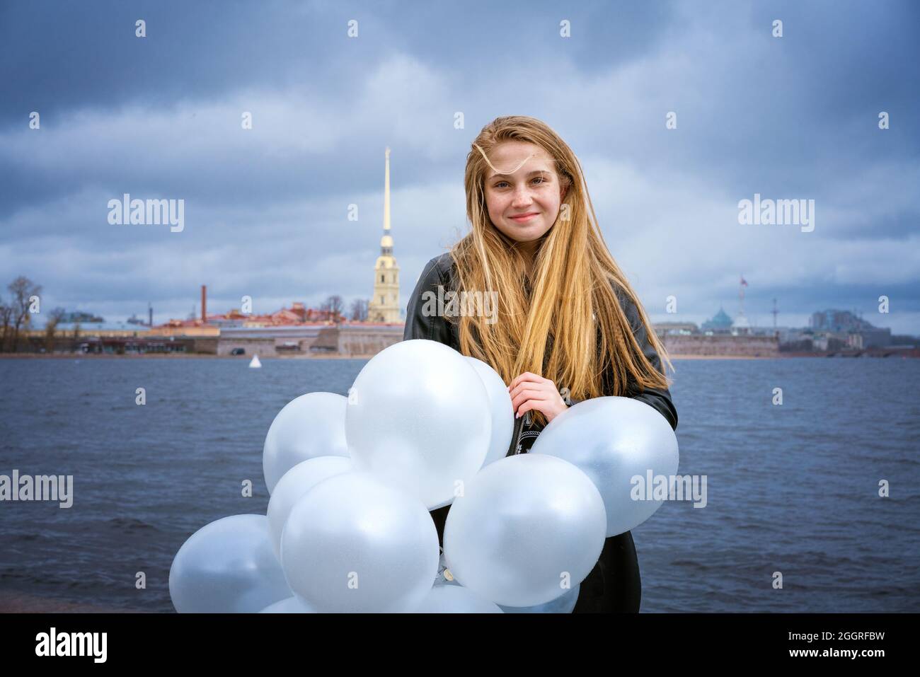 Bonne Fille Joyeuse S Amusant Avec De Gros Ballons En Latex Blanc Plein Air Sur Le Front De Mer Au Bord De La Riviere Joyeux Anniversaire Style De Vie Photo Stock Alamy