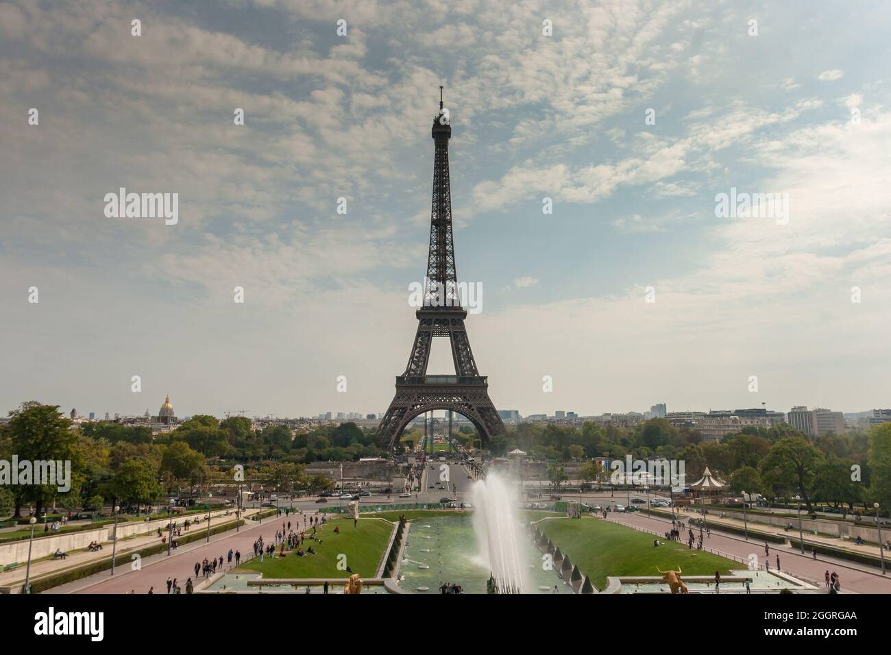 La Tour Eiffel pendant une belle matinée d'été. La Tour Eiffel est l'un des monuments les plus emblématiques de Paris, en France Banque D'Images