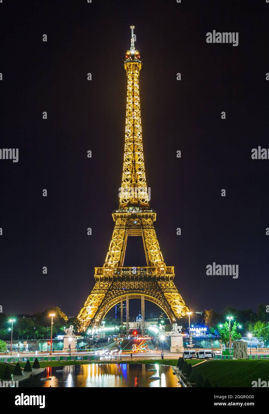 La Tour Eiffel illuminée la nuit. La Tour Eiffel est l'un des monuments les plus emblématiques de Paris, en France Banque D'Images