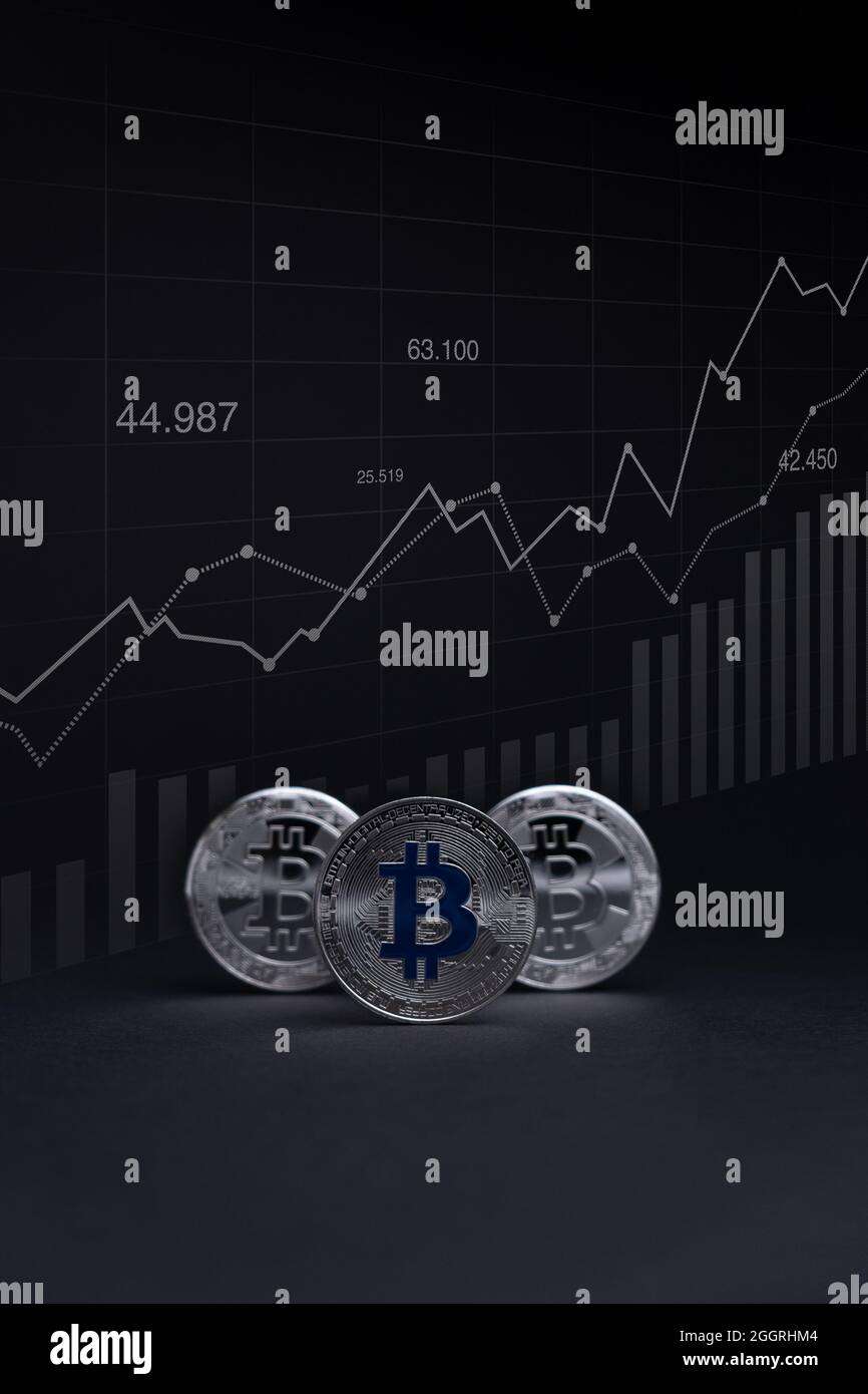 Argent Bitcoin pièces monnaie. Pièce de crypto avec graphique de  croissance, sur fond sombre. Bourse internationale de BTC Photo Stock -  Alamy