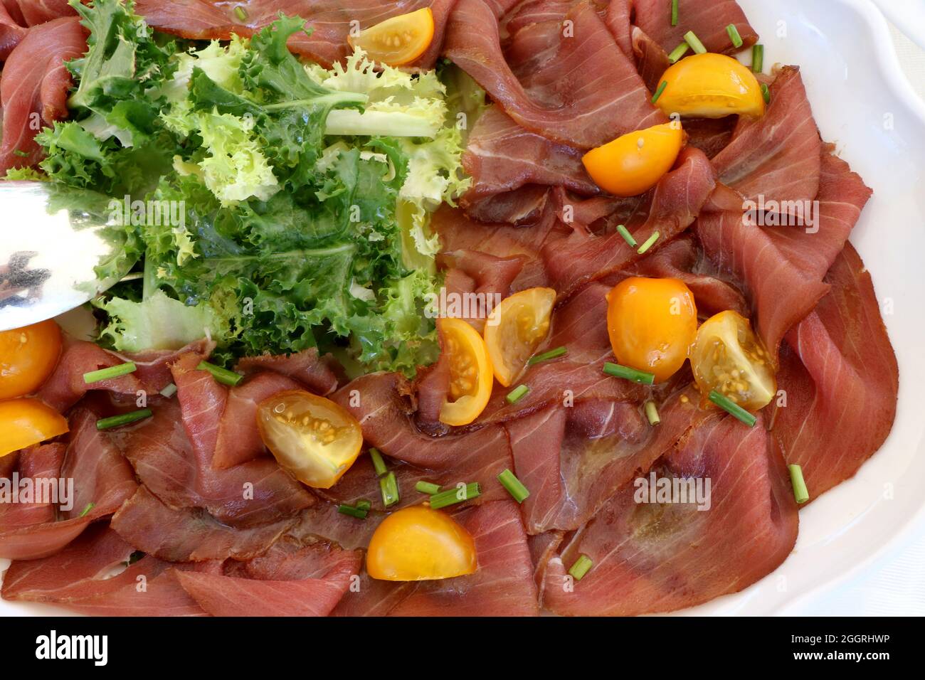 Plateau de carpaccio de thon avec tomates cerises et salade Banque D'Images