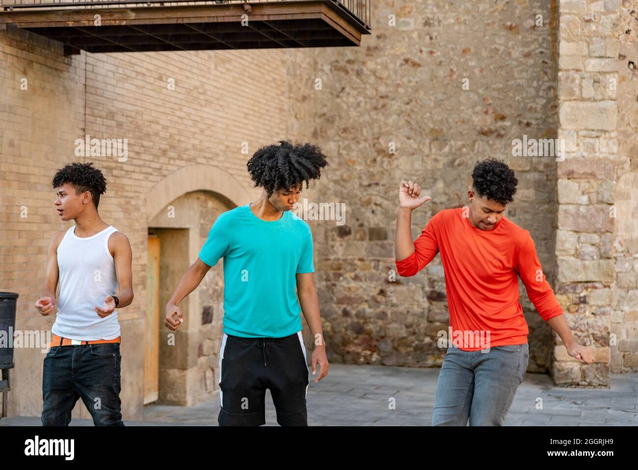 Groupe d'amis afro latin dansant dans la rue Banque D'Images