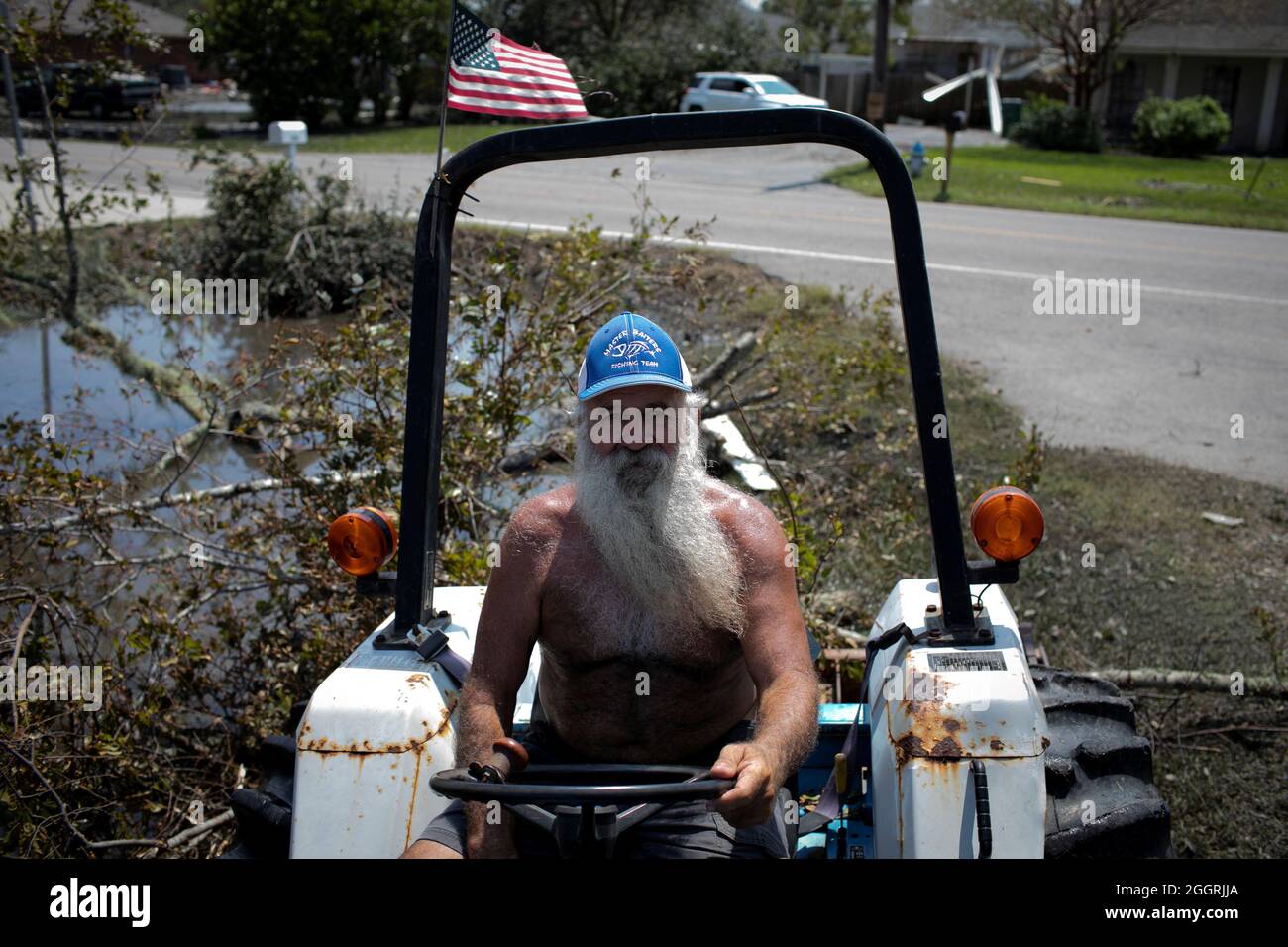 Jay Casso pose une photo alors qu'il nettoie sa propriété, à la suite de l'ouragan Ida en Louisiane, à Jean Lafitte, Louisiane, États-Unis le 2 septembre 2021. REUTERS/Marco Bello Banque D'Images