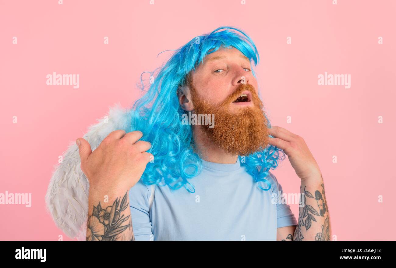 l'homme avec la barbe et le peruke bleu agit comme une agel avec des ailes Banque D'Images
