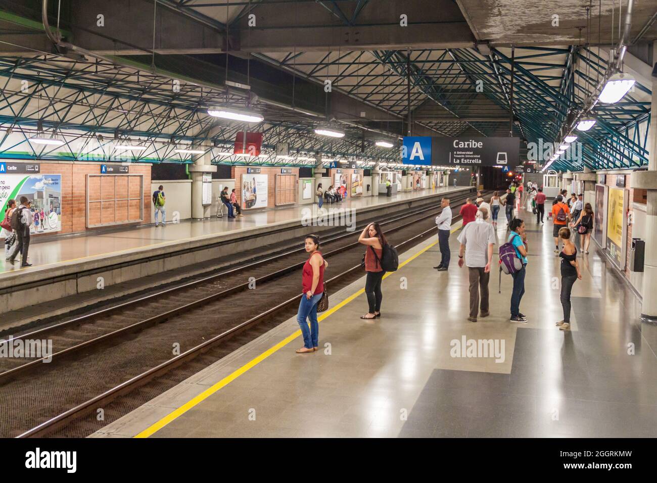 MEDELLIN, COLOMBIE - 2 SEPTEMBRE : des navetteurs attendent à la station Caribe du métro Medellin. Banque D'Images