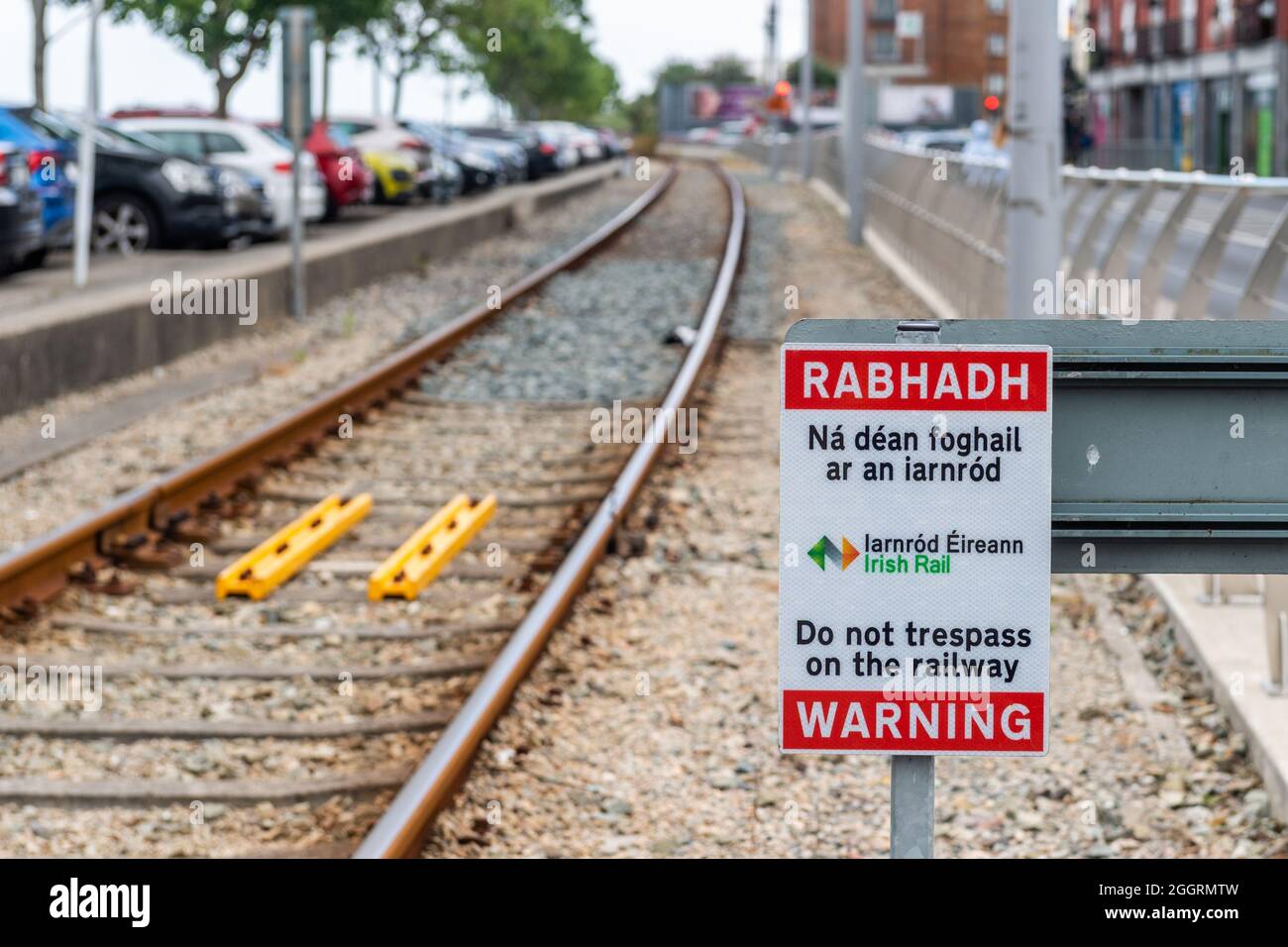 Iarnród Éireann Irish Rail panneau d'avertissement - ne pas forcer sur le chemin de fer à Wexford, Irlande. Banque D'Images