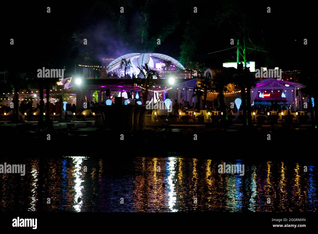 Odessa, Ukraine 28 juin 2013: Sea loock sur Ibiza boîte de nuit pendant la soirée avec des lumières colorées et le smog. Intérieur de la discothèque. Festival inter Banque D'Images