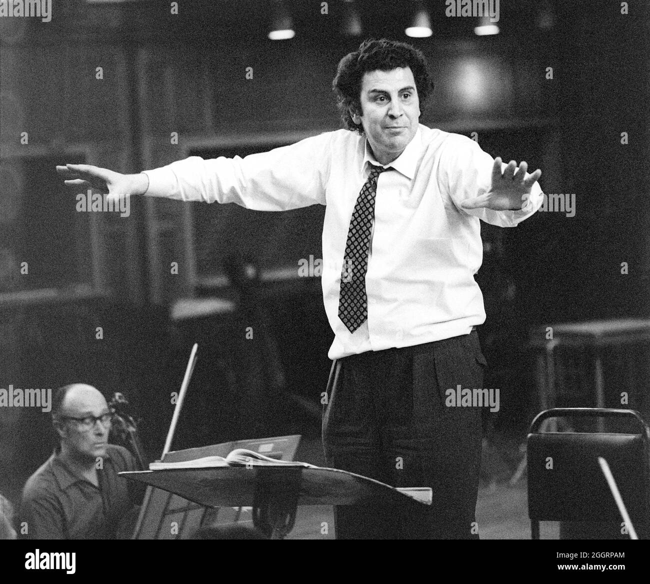 Mikis Theodorakis dirigeant son oratorio « la voûte de l'Esprit » pendant les répétitions. Royal Albert Hall, Londres, 26 avril 1970. Banque D'Images