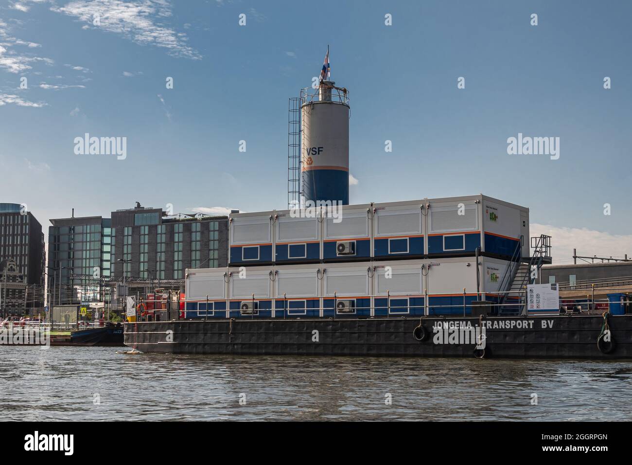 Amsterdam, pays-Bas - 15 août 2021 : deux couches d'unités de bureau conteneurisées construites sur la barge Jongema et utilisées par VSF sur la rivière IJ. Banque D'Images