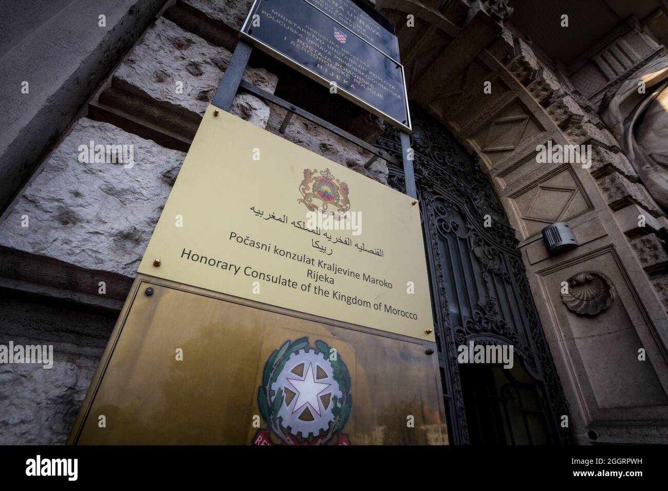Photo des armoiries du Maroc devant leur consulat dans le centre-ville de Rijeka, en Croatie. C'est le consulat et la représentation officielle de Banque D'Images