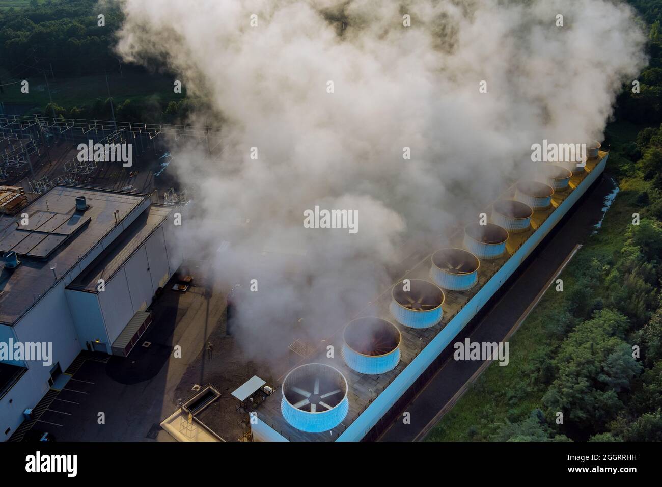 Centrale thermique à la vapeur de fumée énorme tour de distillation Banque D'Images