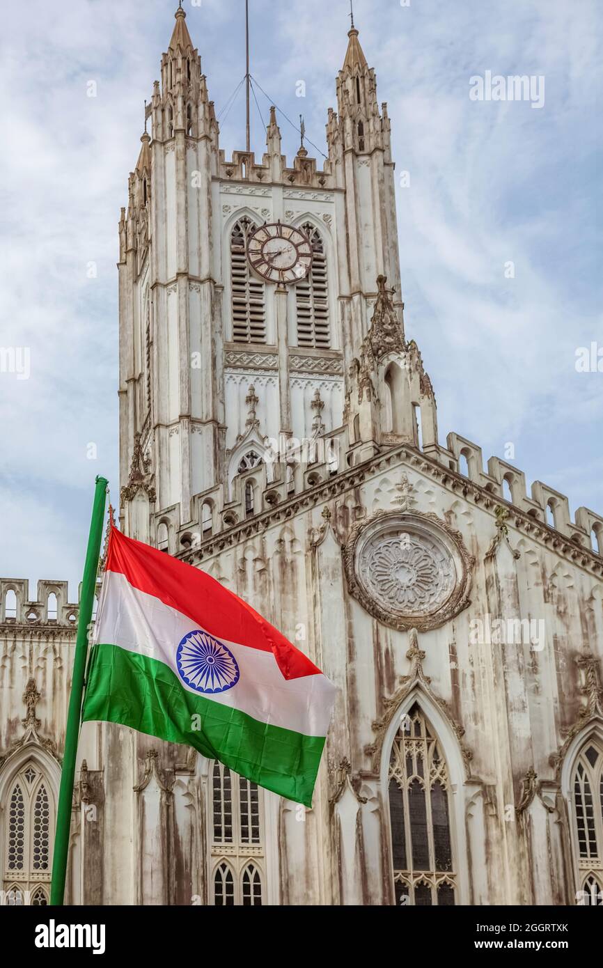 Drapeau national indien flottant devant l'église de la cathédrale Saint-Paul Kolkata le jour de l'indépendance Banque D'Images