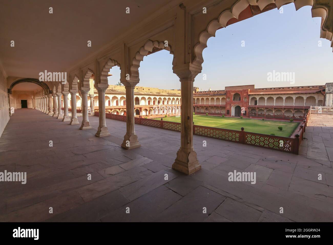 Fort d'Agra, palais royal en marbre blanc avec jardin décoré de l'époque médiévale. Agra fort India est un site classé au patrimoine mondial de l'UNESCO Banque D'Images