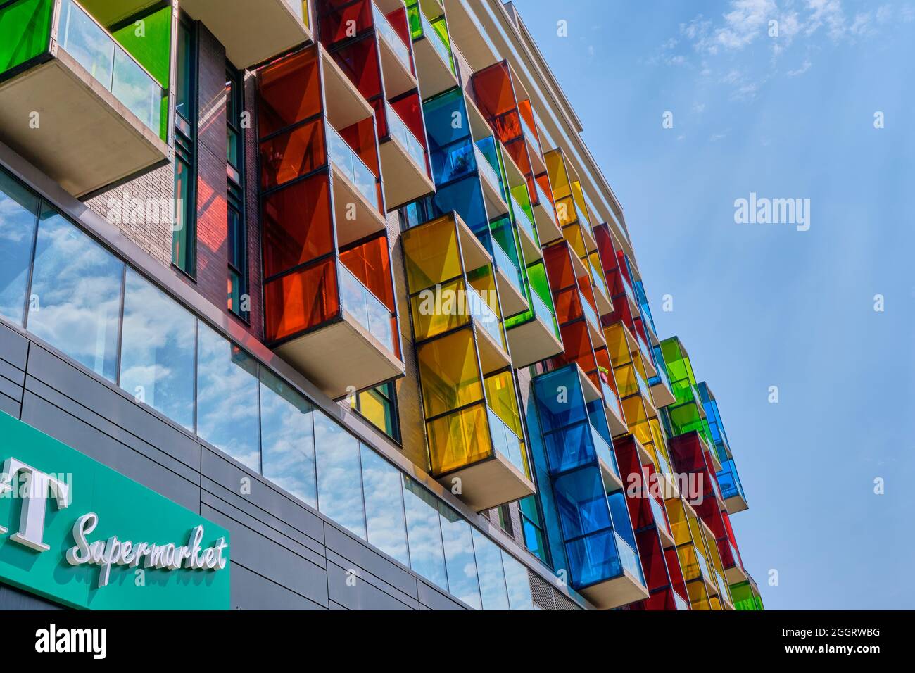 Des balcons en verre coloré ornent un immeuble d'appartements dans le centre-ville de Toronto Banque D'Images