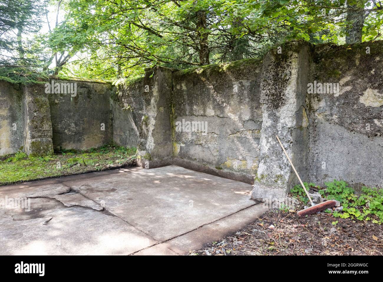 Natzwiller, France. 20 août 2021. Un balai s'appuie contre un mur à côté d'une zone de béton découverte par les archéologues. Dans l'ancien camp de concentration nazi Natzwiller-Struthof, une équipe de l'Université de Strasbourg effectue des fouilles archéologiques dans la carrière et à la forge du camp. Credit: Philipp von Ditfurth/dpa/Alay Live News Banque D'Images