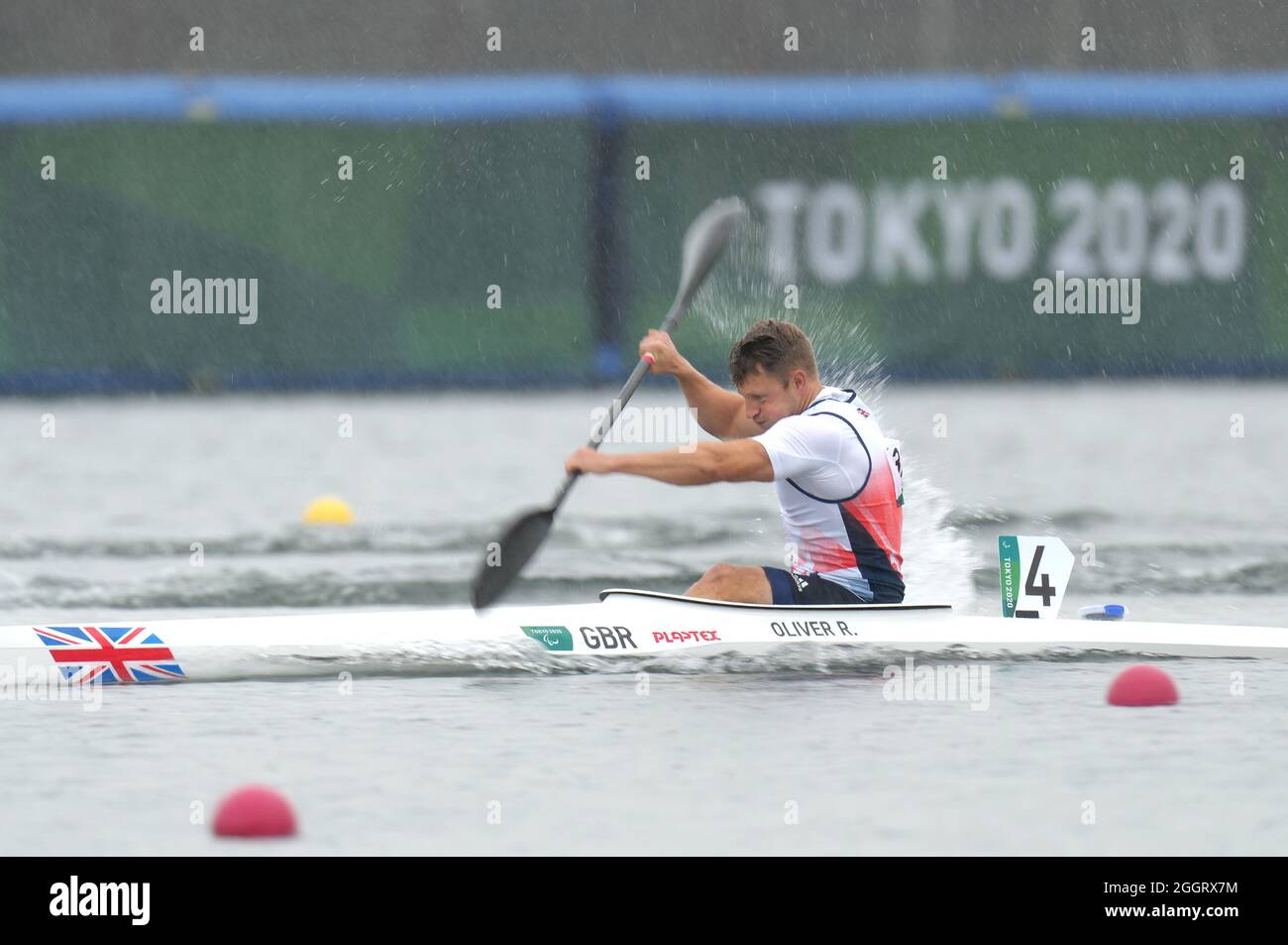 Robert Oliver, en Grande-Bretagne, est en compétition dans le kayak individuel pour hommes 200m - KL3 semi-finale 1 à la voie navigable de la forêt marine pendant le dixième jour des Jeux paralympiques de Tokyo de 2020 au Japon. Date de la photo : vendredi 3 septembre 2021. Banque D'Images