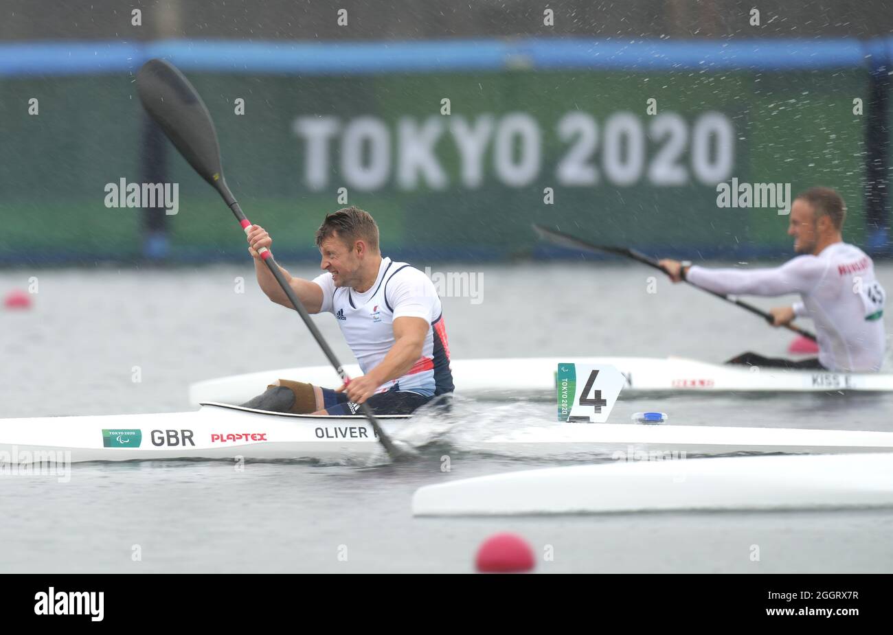Robert Oliver, en Grande-Bretagne, est en compétition dans le kayak individuel pour hommes 200m - KL3 semi-finale 1 à la voie navigable de la forêt marine pendant le dixième jour des Jeux paralympiques de Tokyo de 2020 au Japon. Date de la photo : vendredi 3 septembre 2021. Banque D'Images