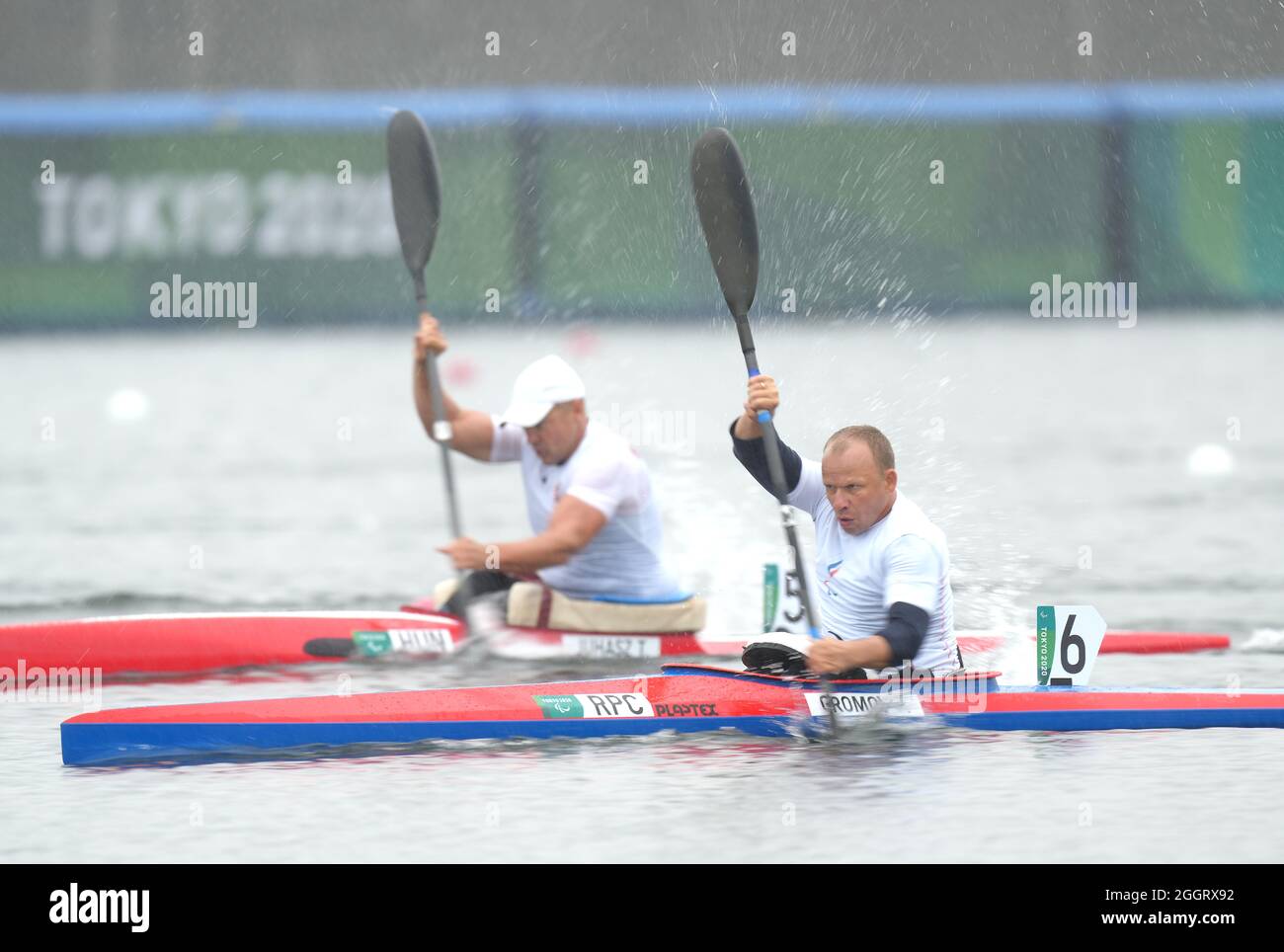 Le Tamas Juhasz (à gauche) de HunGray et le Pavel Gromov du Comité paralympique russe sont en compétition dans la demi-finale 1 du kayak masculin de 200m - KL1 sur la voie navigable de la forêt marine au cours du dixième jour des Jeux paralympiques de Tokyo de 2020 au Japon. Date de la photo : vendredi 3 septembre 2021. Banque D'Images