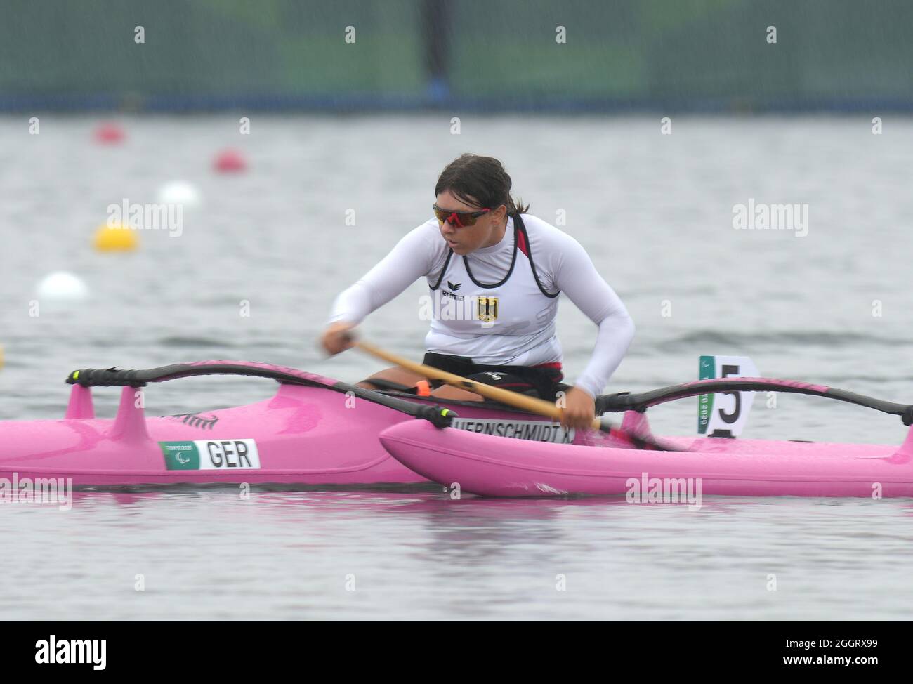 La Katharina Bauernschmidt d'Allemagne participe à la semi-finale féminine va'a simple 200m - VL2 1 sur la voie navigable de la forêt marine au cours du dixième jour des Jeux paralympiques de Tokyo de 2020 au Japon. Date de la photo : vendredi 3 septembre 2021. Banque D'Images