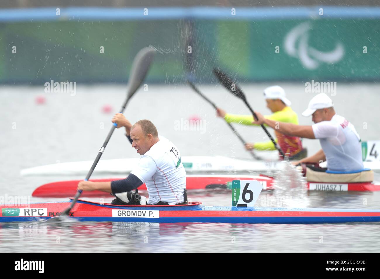 Le Pavel Gromov (à gauche) du Comité paralympique russe participe à la demi-finale 1 du kayak masculin de 200m - KL1 sur la voie navigable de la forêt marine au cours du dixième jour des Jeux paralympiques de Tokyo de 2020 au Japon. Date de la photo : vendredi 3 septembre 2021. Banque D'Images